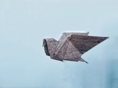 Ein aus Papier gefalteter Vogel (Origami)