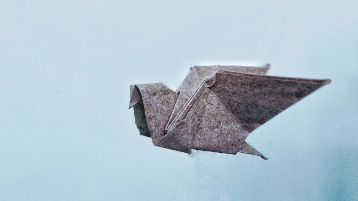 Ein aus Papier gefalteter Vogel (Origami)