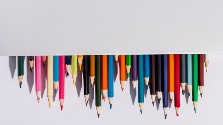 Verschieden-farbige Stifte ragen aus einer Box
