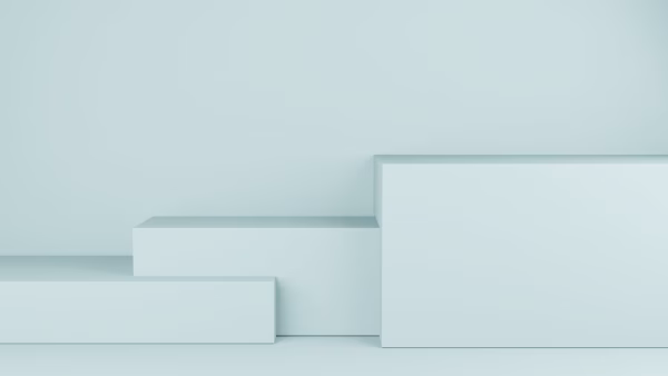 Minimalistische weiße Podeste oder Stufen in unterschiedlichen Höhen vor einem hellgrauen Hintergrund, die eine aufsteigende Komposition bilden.
