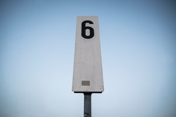 Eine 6 auf einem Schild