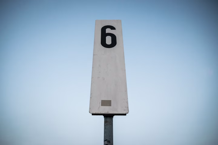 Eine 6 auf einem Schild