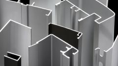 Verschiedene Aluminiumprofile abstrakt von oben fotografiert
