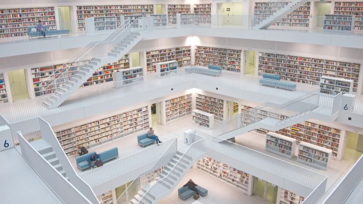 Ein Treppenhaus in einer Bibliothek als Sinnbild für die Organisation von Inhalten