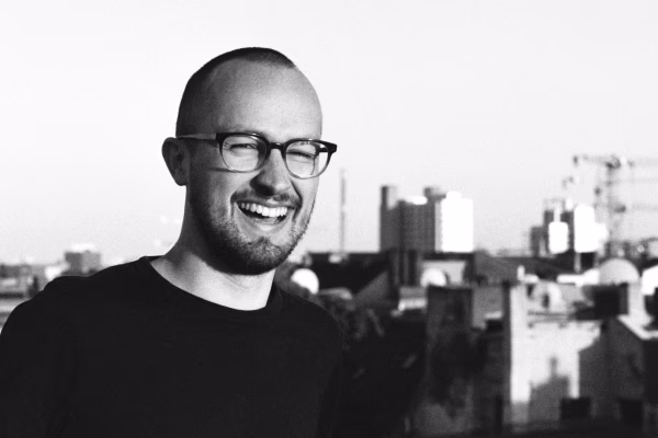 Marvin Siefke, Grafik- & Webdesigner und Inhaber des Büros pepper aus Falkensee nahe Berlin Porträt von Marvin Siefke