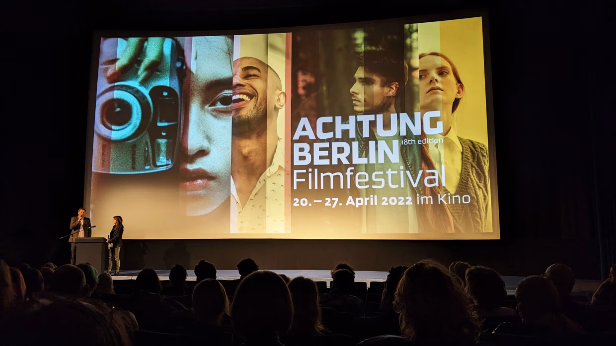 Eine Leinwand mit dem Motiv bei der Eröffnung des achtung berlin Filmfestival am 20. April 2022.