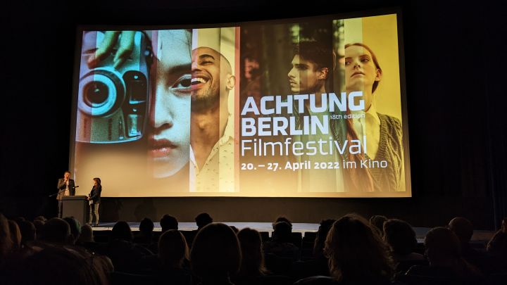 Eine Leinwand mit dem Motiv bei der Eröffnung des achtung berlin Filmfestival am 20. April 2022.