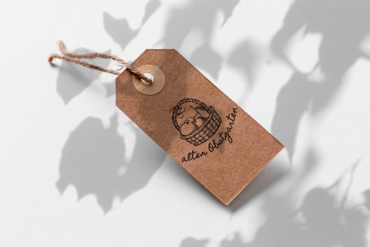 Ein Label aus Pappe mit dem Logo des Alten Obstgartens