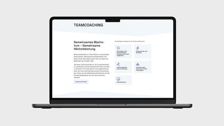 Auf einem Macbook ist die Unterseite zu Teamcoachings geöffnet