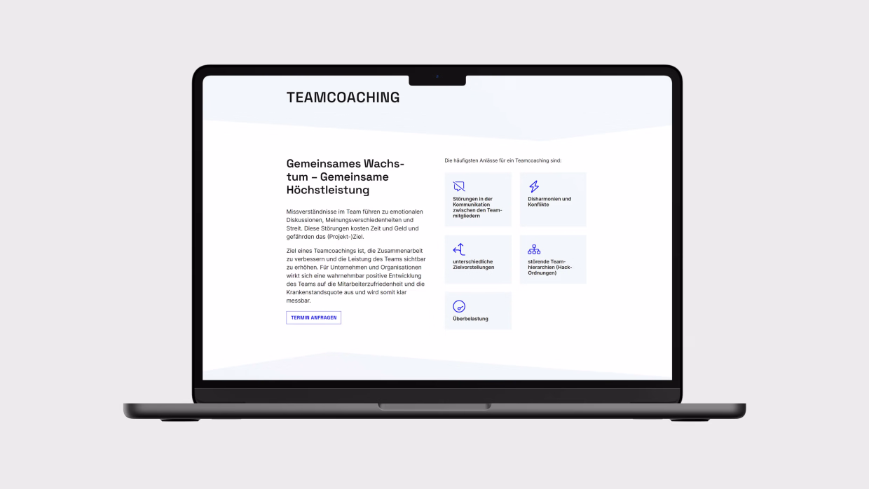 Ein Laptop mit der geöffneten Seite »Teamcoaching«