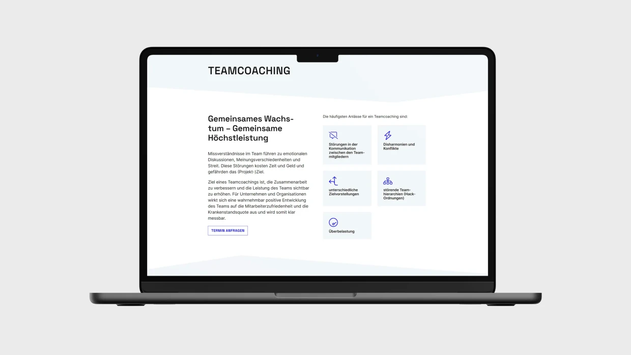 Ein Laptop mit der geöffneten Seite »Teamcoaching«