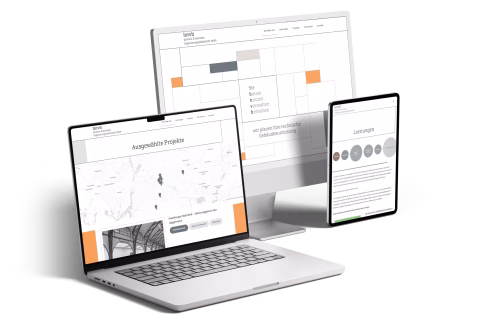 Laptop, Desktop-Computer und Tablet zeigen verschiedene Webseiten mit Karten, Text und grafischen Elementen.