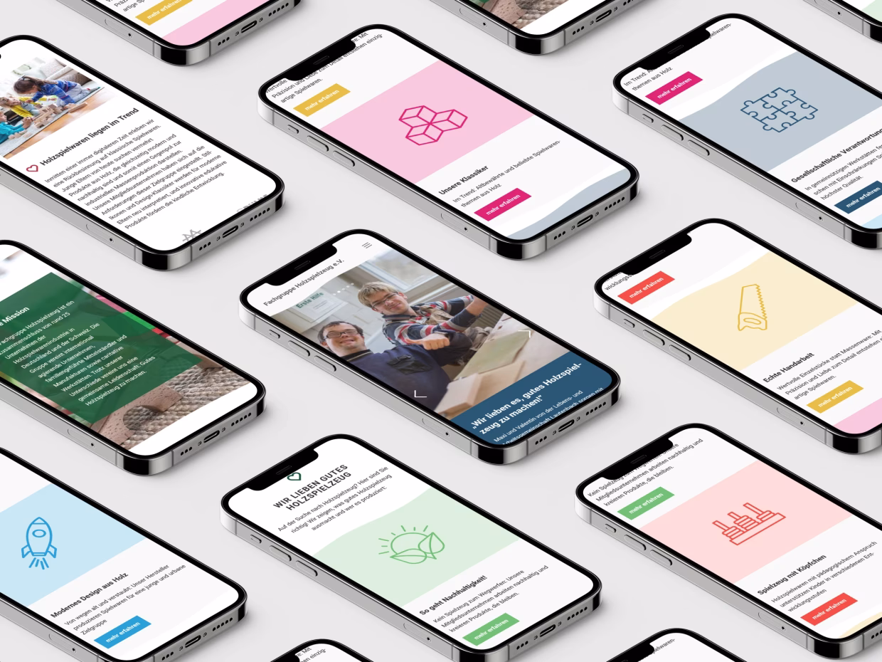 Buntes Webdesign für bunte Themen: Holzspielzeug Viele iPhones liegen nebeneinander und zeigen verschiedene Ansichten der Website.
