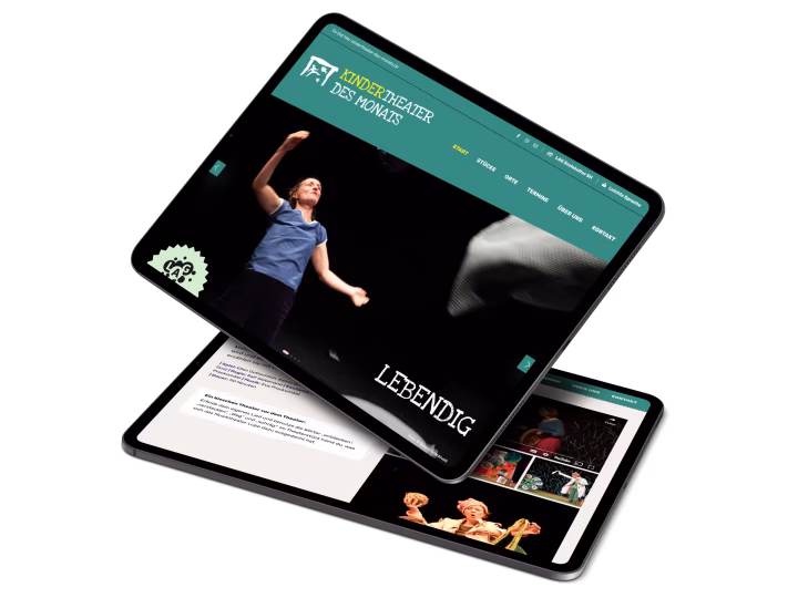 Barrierefreies Webdesign mit WordPress Tablet zeigt Website des Kindertheaters des Monats mit einer Frau auf der Bühne und dem Wort 'LEBENDIG'