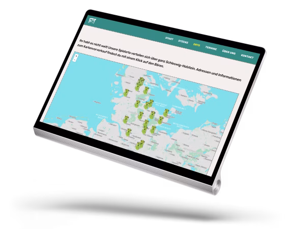 Eine interaktive Karte auf der Website Tablet zeigt eine Webseite mit einer Karte von Schleswig-Holstein, die Standorte von Spielstätten markiert