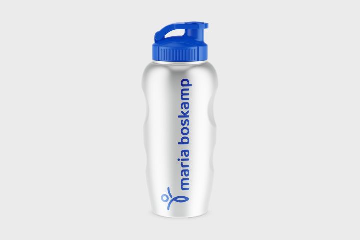 Das knallblaue, moderne Logo auf einer Trinkflasche für den Sport dargestellt.
