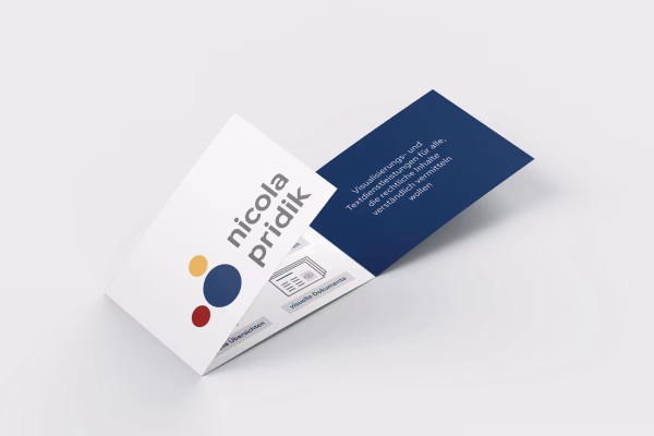 Neues Marketing-Material für das Büro für klare Rechtskommunikation Der neue, Visitenkarten-große Folder von Nicola Pridik liegt halb aufgeklappt da