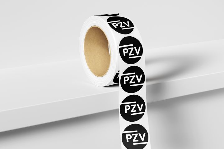 Das Logo von PZV auf aufgerollten, runden Stickern