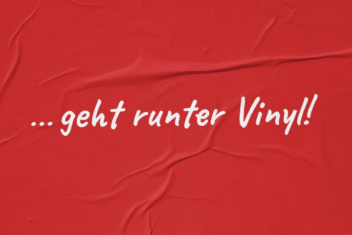 Der Claim „… geht runter Vinyl“ auf einem roten Hintergrund (als geklebtes Plakat)