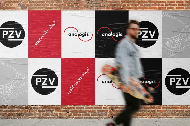 Eine Plakatwand mit Logos und Keyvisuels der Marken analogis und PZV. Im Vordergrund geht ein Mann mit Skateboard in der Hand, der durch die Bewegungsunschärfe aber nicht zu erkennen ist.