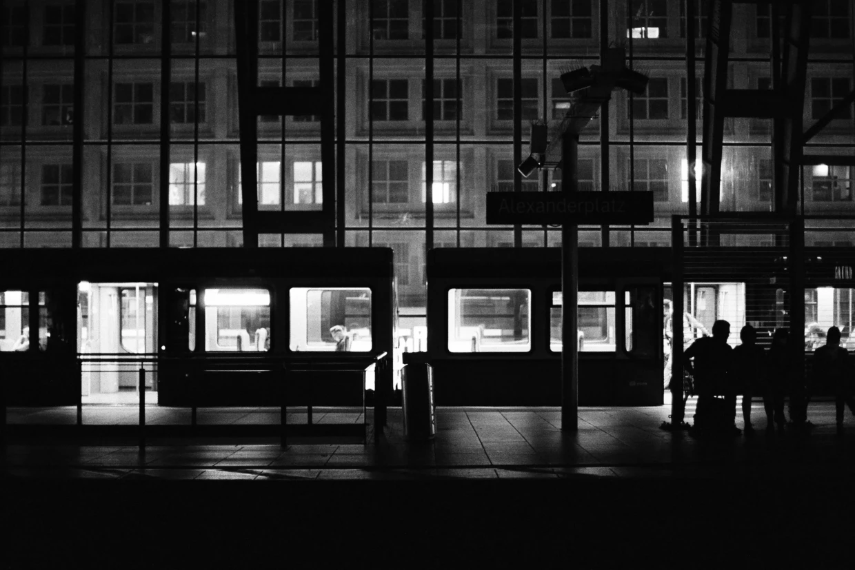 Der S-Bahnsteig des Bahnhof Alexanderplatz bei einem Blackout (1)